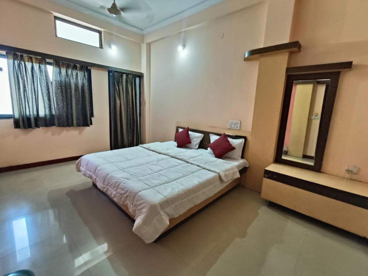 Hotel Chaitanya Maheshwar Bagian luar foto