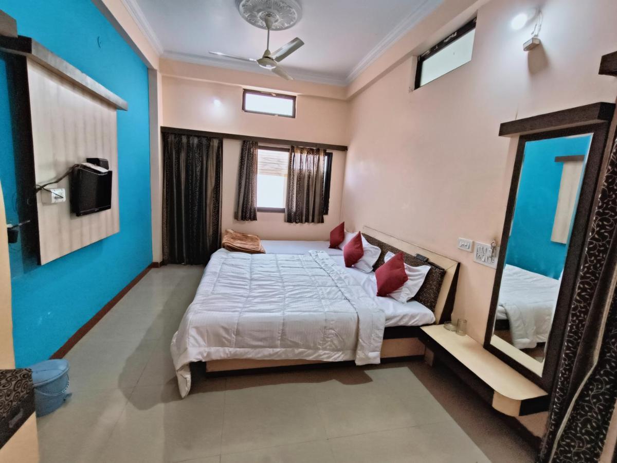 Hotel Chaitanya Maheshwar Bagian luar foto