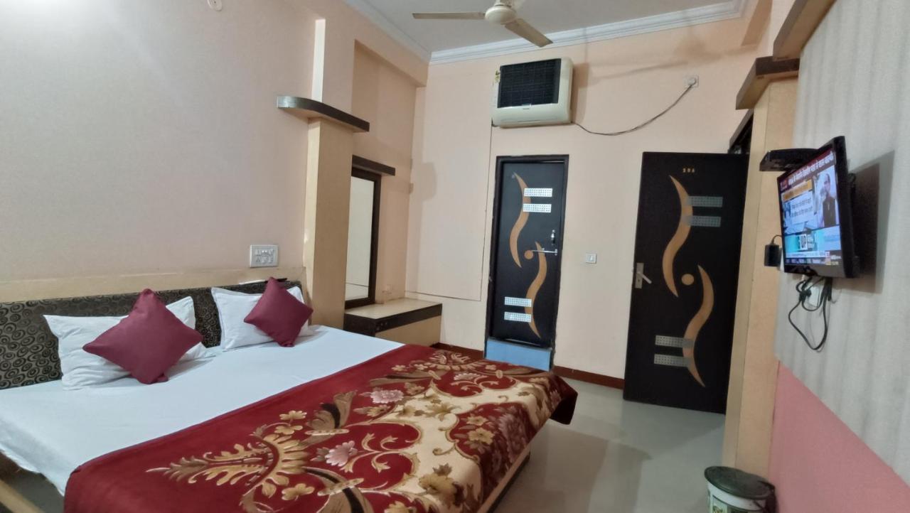 Hotel Chaitanya Maheshwar Bagian luar foto